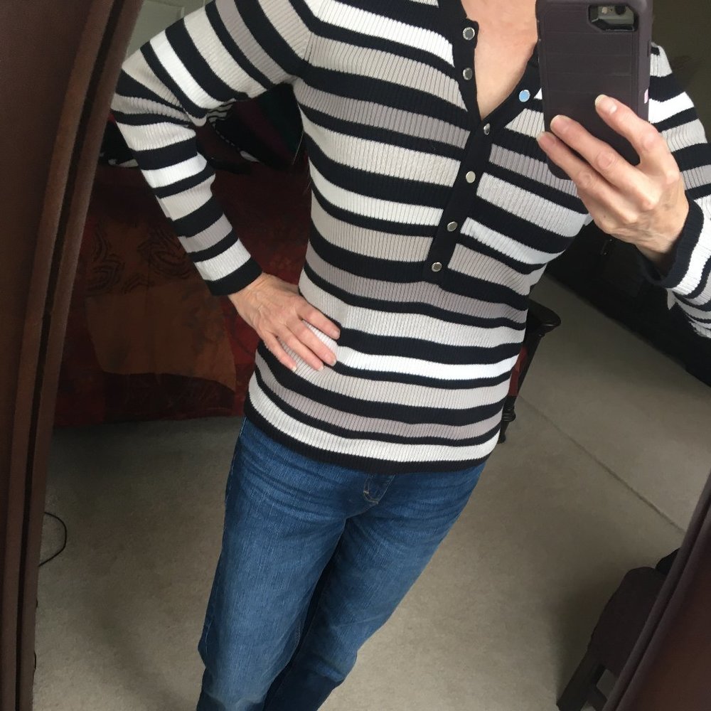 Gorgeous Liz Claiborne Sweater size medium sexy snap v neck